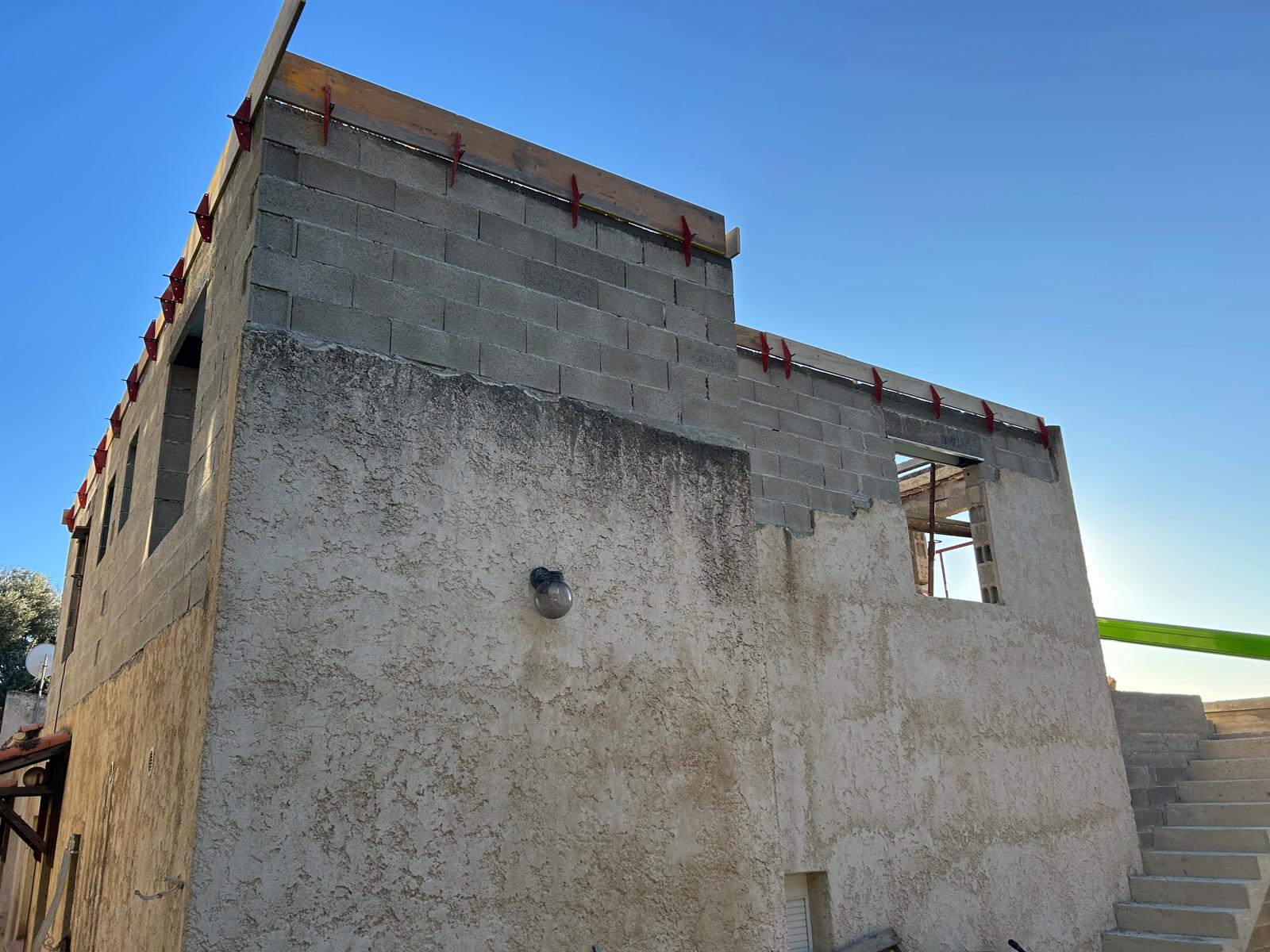 Façade en cours de surélévation en Corse