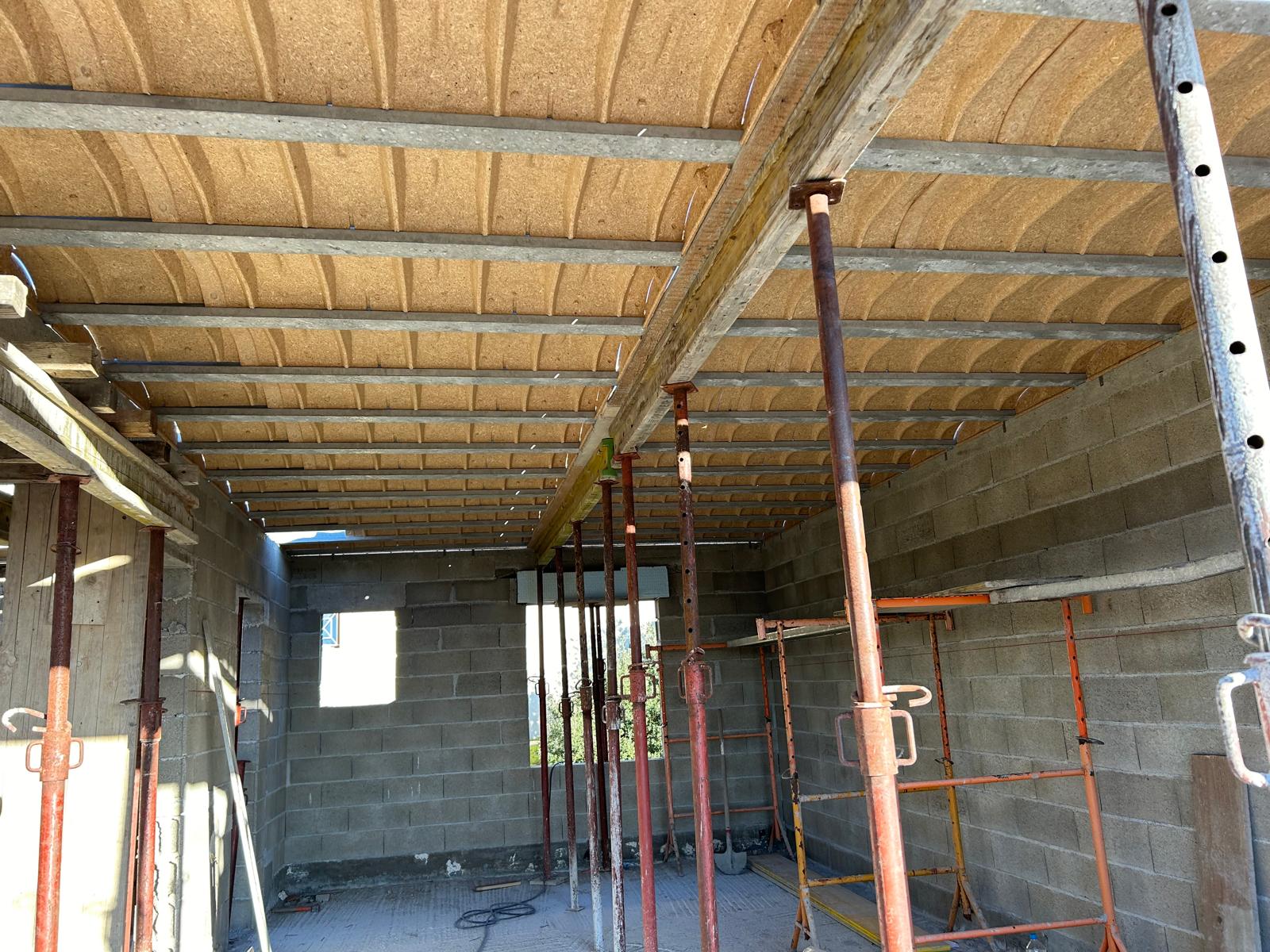 Vue intérieure des murs en parpaings et du plancher, Corse Balagne