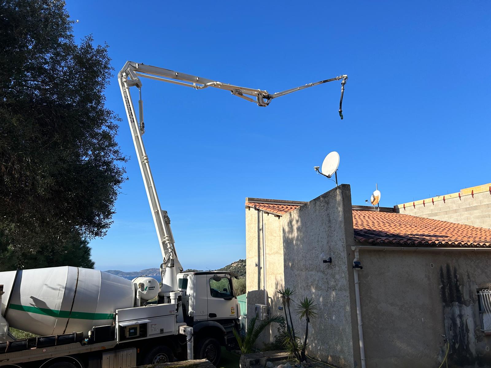 Pompe à béton pour coulage de dalle, Corse Balagne