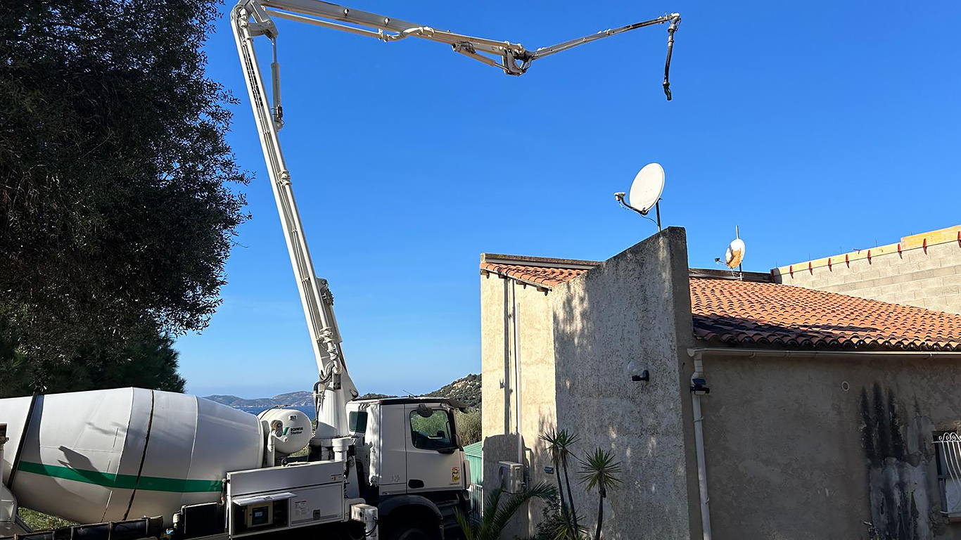 maçon en Corse balagne, camion toupie, coulage de la dalle de surélévation extention rénovation proche Calvi et l'île Rousse