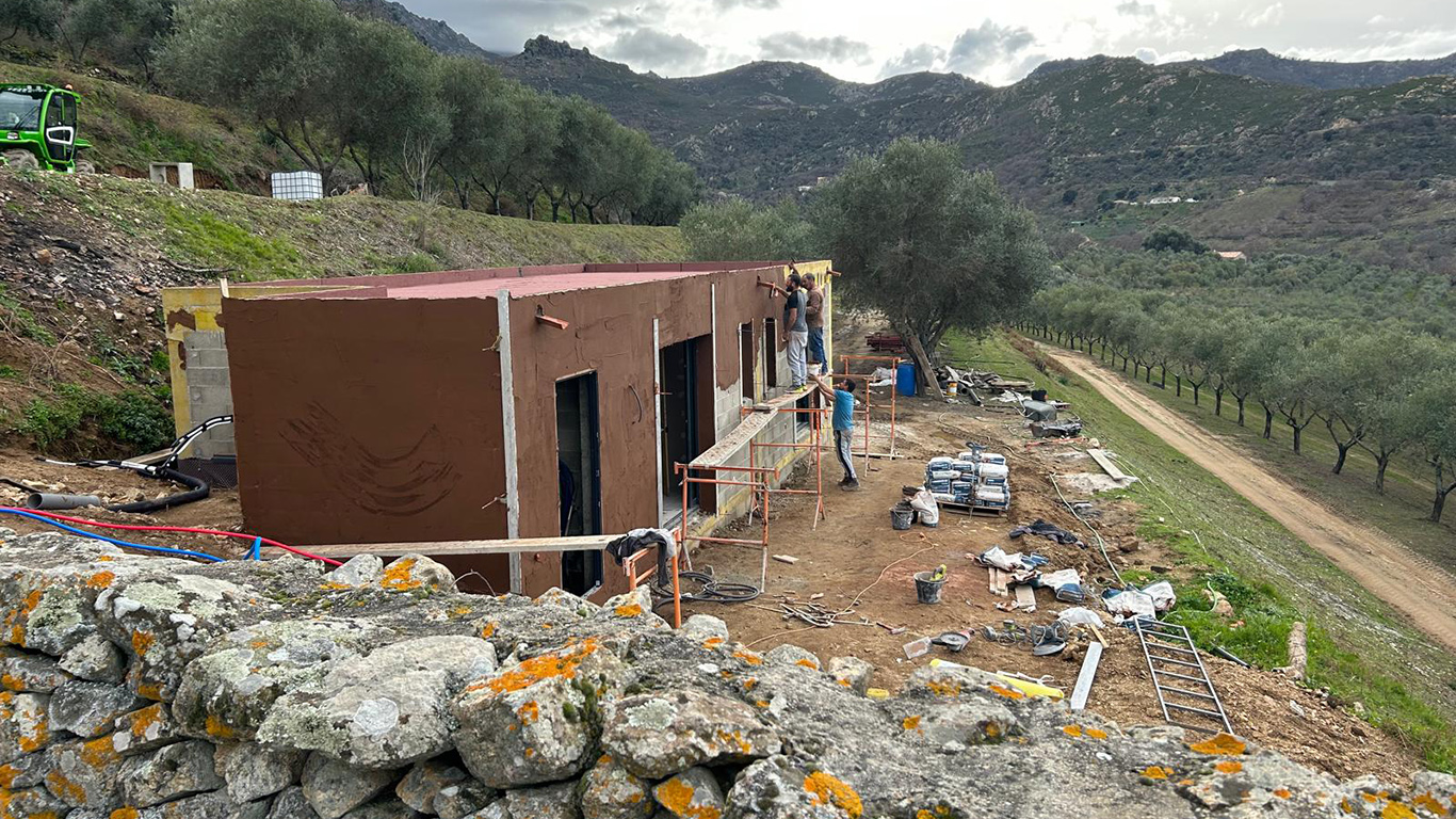Application de l'enduit teinté sur la façade par l'équipe MTP Munier Construction.