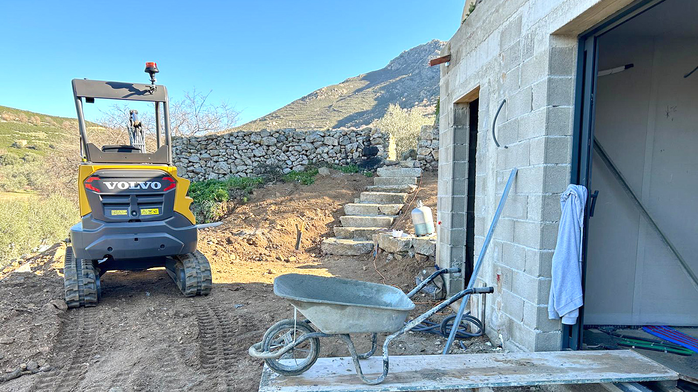 Début du chantier : Mini-pelle Volvo et préparation des fondations à Nessa.
