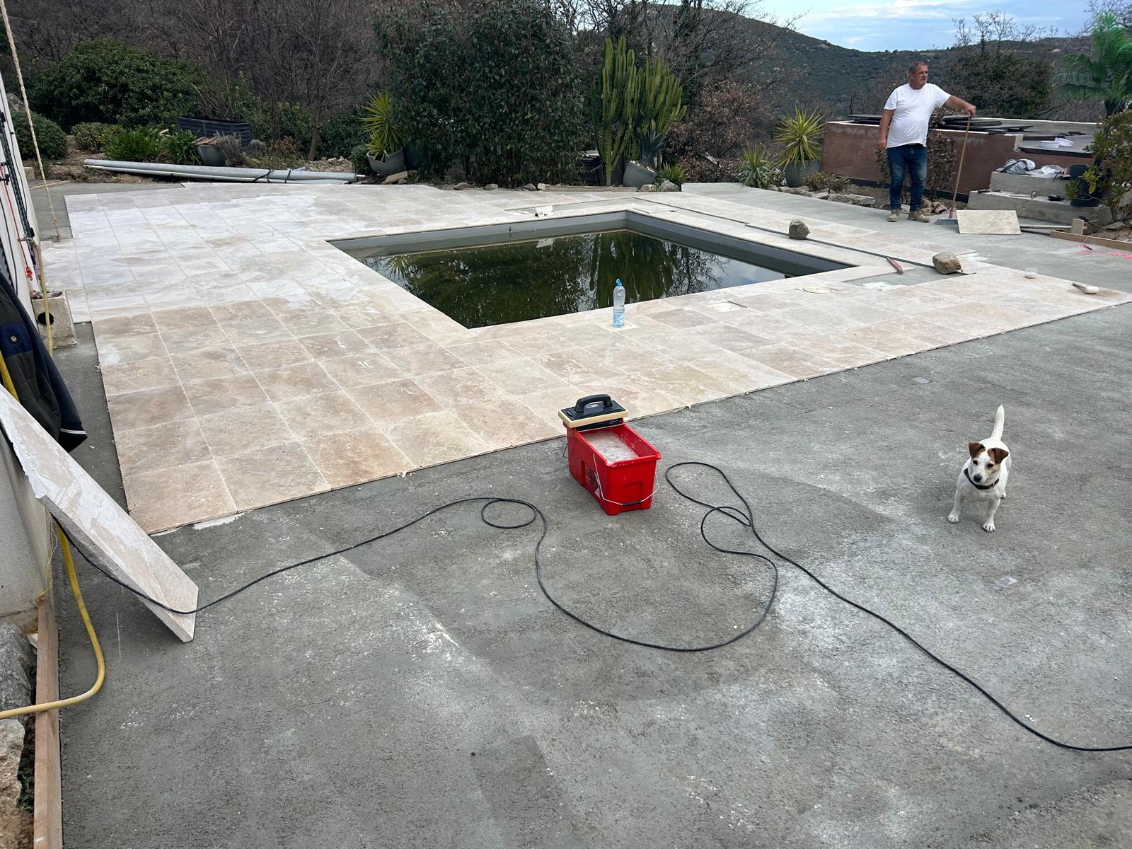 renovation_sol_terrasse_feliceto/pose_travertin_terrasse_margelle_piscine_munier_maçon